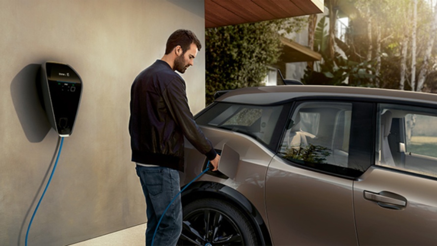 Mann, BMW i3, Plug.in Hybrid, BMW Elektroauto, BMW Elektro