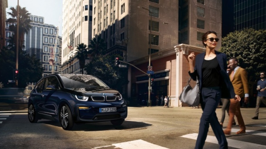 Frau, Straße, Zebrastreifen, BMW i3, BMW Elektroauto, Elektroauto