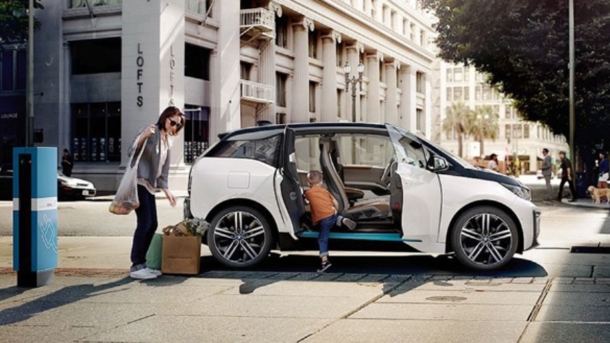 Einkauf, Alltag, Mutter, Kind, Straße, BMW i3, Reichweite, BMW Elektroauto, Elektroauto