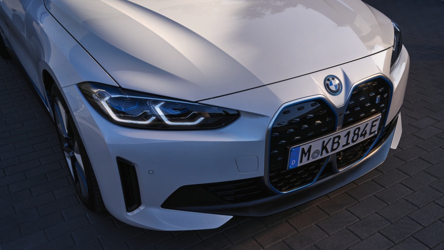 Frau, Straße, Zebrastreifen, BMW i3, BMW Elektroauto, Elektroauto